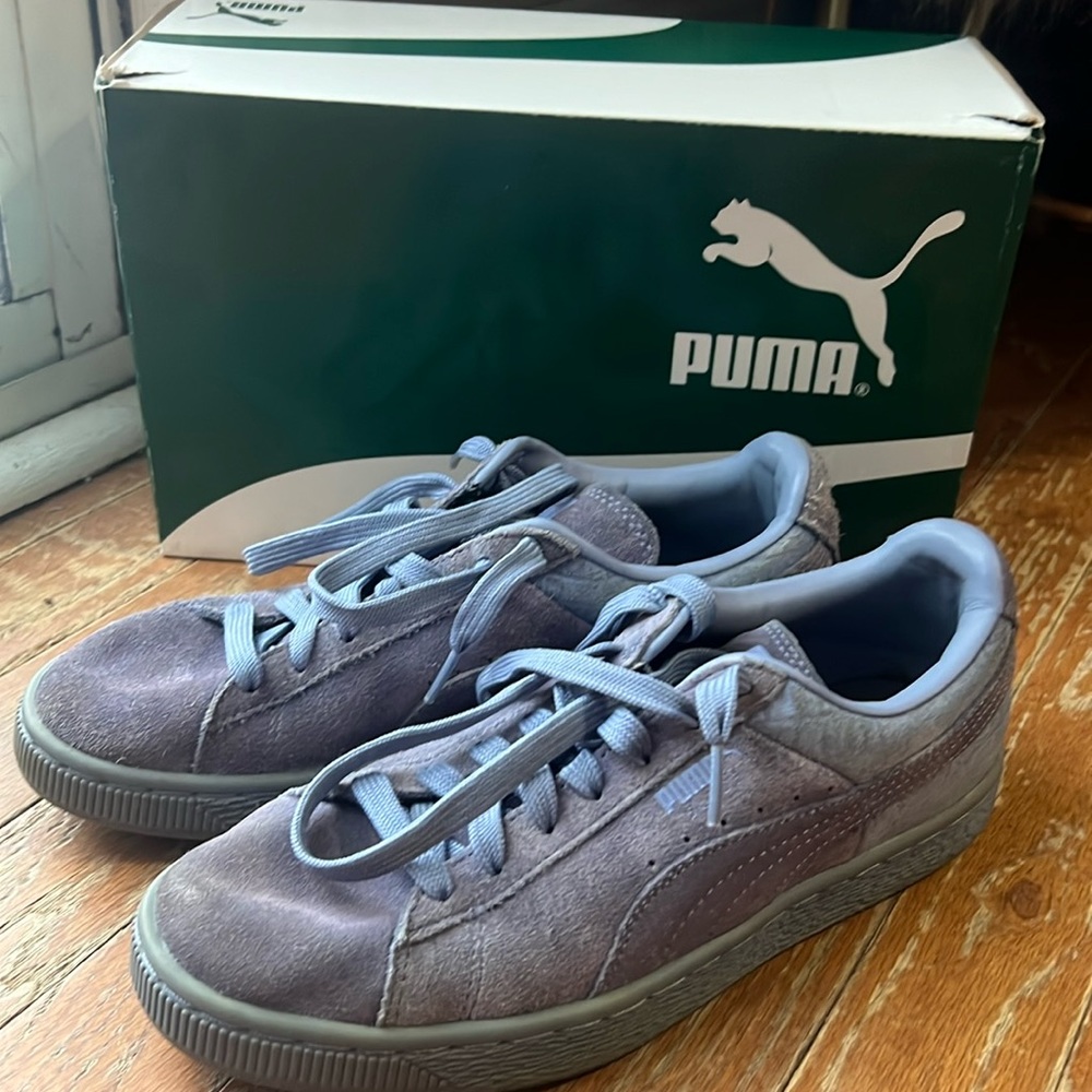 WOMEN’S SUEDE CLASSIC EMBOSS PUMAS, size 7.5